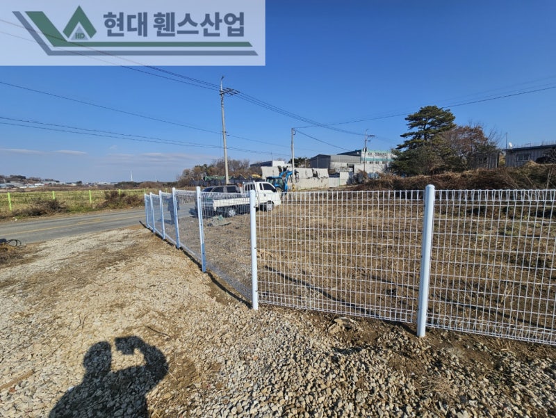 천안휀스 펜스 울타리 - 천안시 직산읍에 위치한 나대지에 경계용 메쉬휀스를 시공한 현장을 소개합니다. 천안휀스 펜스 울타리 - 천안시 직산읍에 위치한 나대지에 경계용 메쉬휀스를 시공한 현장을 소개합니다.