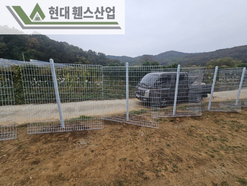 안성휀스 펜스 울타리 - 안성시 아양동에 위치한 나대지에 경계용 메쉬휀스를 시공한 현장을 소개합니다. 안성휀스 펜스 울타리 - 안성시 아양동에 위치한 나대지에 경계용 메쉬휀스를 시공한 현장을 소개합니다.