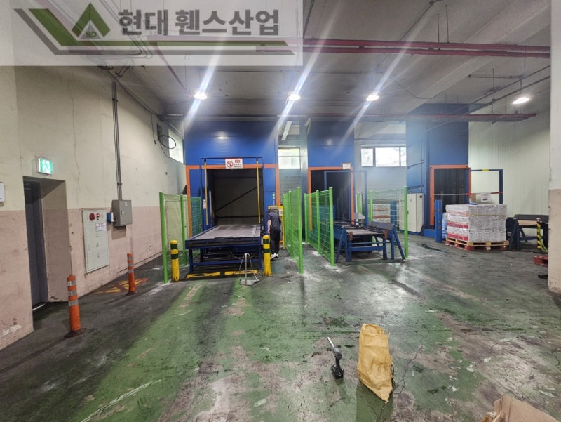 평택휀스 펜스 울타리 - 평택시에 위치한 물류창고에 있는 컨베이어벨트 주변에 위험방지용 메쉬휀스를 설치한 현장을 소개합니다.
