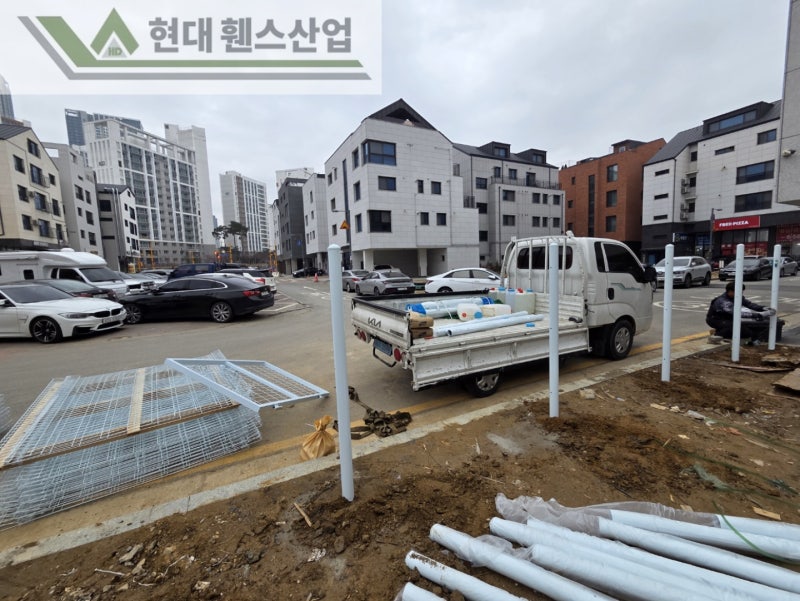 평택휀스 펜스 울타리 - 평택시 고덕동에 위치한 나대지 경계에 메쉬휀스를 시공한 현장을 소개합니다.