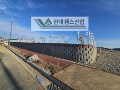 평택휀스 펜스 울타리 - 평택시 칠괴동에 위치한 신축산업단지 부지 경계에 경계용 베이직 B형휀스를 시공한 현장을 소개합니다.
