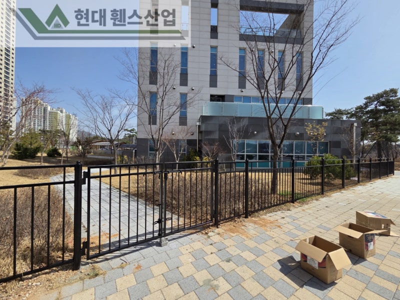 제천휀스 펜스 울타리 - 제천군 세무서 경계에 베이직C형휀스를 시공한 현장을 소개합니다.