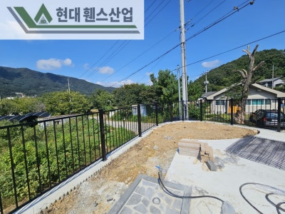 양평휀스 펜스 울타리 - 양평군 서종면에 위치한 신축 전원주택 경계에 베이직A형휀스와 메쉬휀스를 시공한 현장을 소개합니다. 양평휀스 펜스 울타리 - 양평군 서종면에 위치한 신축 전원주택 경계에 베이직A형휀스와 메쉬휀스를 시공한 현장을 소개합니다.