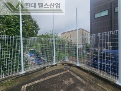 성남휀스 펜스 울타리 - 성남시 수정구에 위치한 영어 유치원에 메쉬휀스 4.0m(2.0+2.0)*2단 휀스를 시공한 현장을 소개합니다.