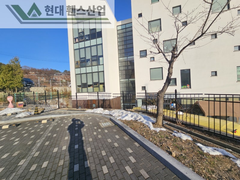 평택휀스 펜스 울타리 - 평택시 용이동에 위치한 유치원 주차장에 기존 메쉬휀스 철거 및 베이직B형휀스를 시공한 현장을 소개합니다.