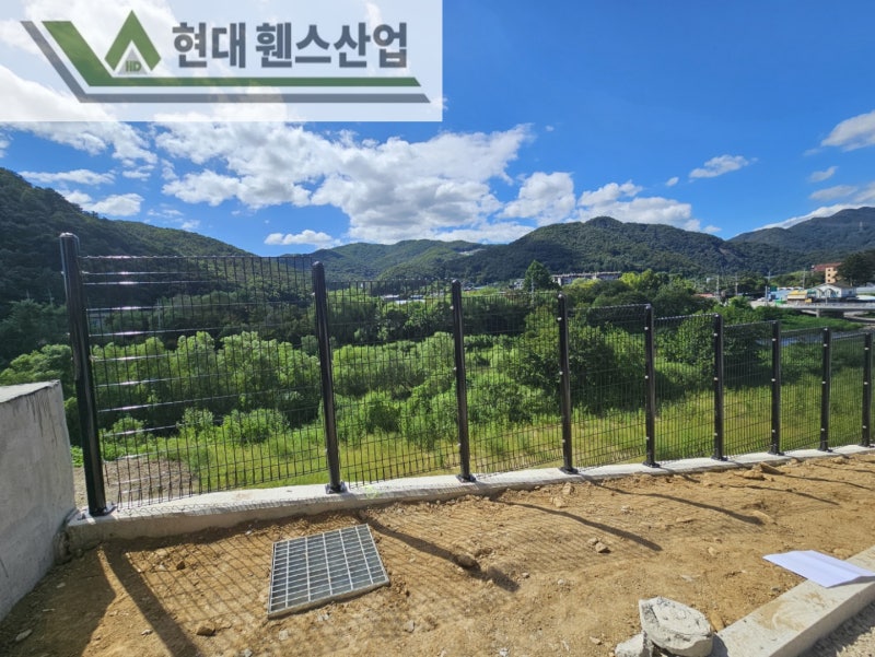 청평휀스 펜스 울타리 - 가평군 청평면에 위치한 물류창고에 경계용 메쉬휀스를 시공한 현장을 소개합니다.