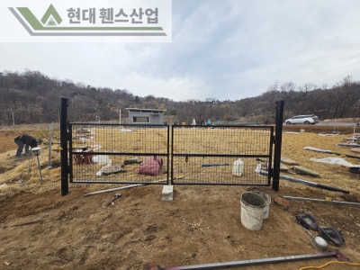아산휀스 펜스 울타리 - 아산시 배방읍에 위치한 농막주택 경계에 메쉬휀스를 시공한 현장을 소개합니다. 아산휀스 펜스 울타리 - 아산시 배방읍에 위치한 농막주택 경계에 메쉬휀스를 시공한 현장을 소개합니다.