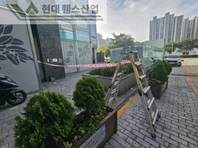고양휀스 펜스 울타리 - 고양시 일산동구에 위치한 복합 쇼핑몰 건물에 출입방지용 디자인창살휀스를 설치한 현장을 소개합니다. 고양휀스 펜스 울타리 - 고양시 일산동구에 위치한 복합 쇼핑몰 건물에 출입방지용 디자인창살휀스를 설치한 현장을 소개합니다.