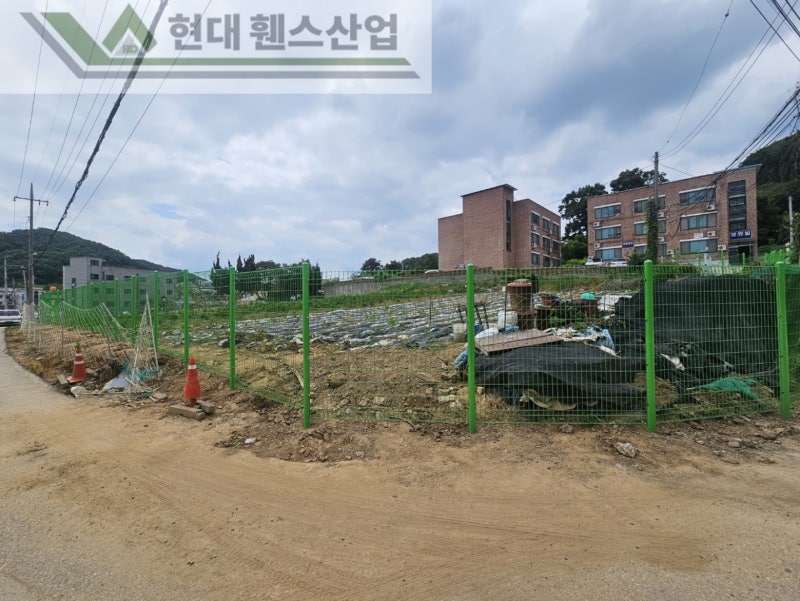 아산휀스 펜스 울타리 - 아산시 탕정면에 위치한 공터에 경계용 메쉬휀스를 시공한 현장을 소개합니다. 아산휀스 펜스 울타리 - 아산시 탕정면에 위치한 공터에 경계용 메쉬휀스를 시공한 현장을 소개합니다.