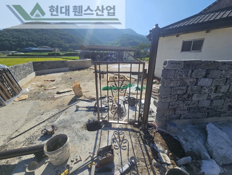 평택휀스 펜스 울타리 - 평택시 칠원동에 위치한 작은 마을 주택에 아름다운 합성목재가 들어간 대문을 시공한 현장을 소개합니다. 평택휀스 펜스 울타리 - 평택시 칠원동에 위치한 작은 마을 주택에 아름다운 합성목재가 들어간 대문을 시공한 현장을 소개합니다.