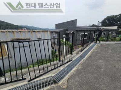 천안휀스 펜스 울타리 - 천안시 서북구에 위치한 신축 카페 건물 경계에 베이직휀스를 시공한 현장을 소개합니다. 천안휀스 펜스 울타리 - 천안시 서북구에 위치한 신축 카페 건물 경계에 베이직휀스를 시공한 현장을 소개합니다.