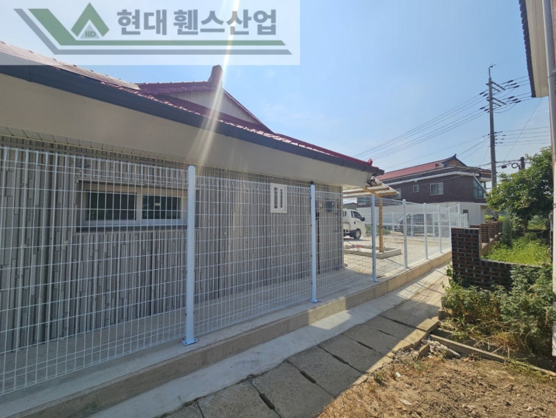 천안휀스 펜스 울타리 - 천안시 성환읍에 위치한 시골 마을 주택에 경계용 메쉬휀스를 설치한 현장을 소개합니다. 천안휀스 펜스 울타리 - 천안시 성환읍에 위치한 시골 마을 주택에 경계용 메쉬휀스를 설치한 현장을 소개합니다.