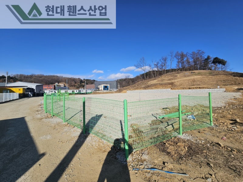아산휀스 펜스 울타리 - 아산시 영인면에 위치한 나대지에 경계용 메쉬휀스를 시공한 현장을 소개합니다. 아산휀스 펜스 울타리 - 아산시 영인면에 위치한 나대지에 경계용 메쉬휀스를 시공한 현장을 소개합니다.