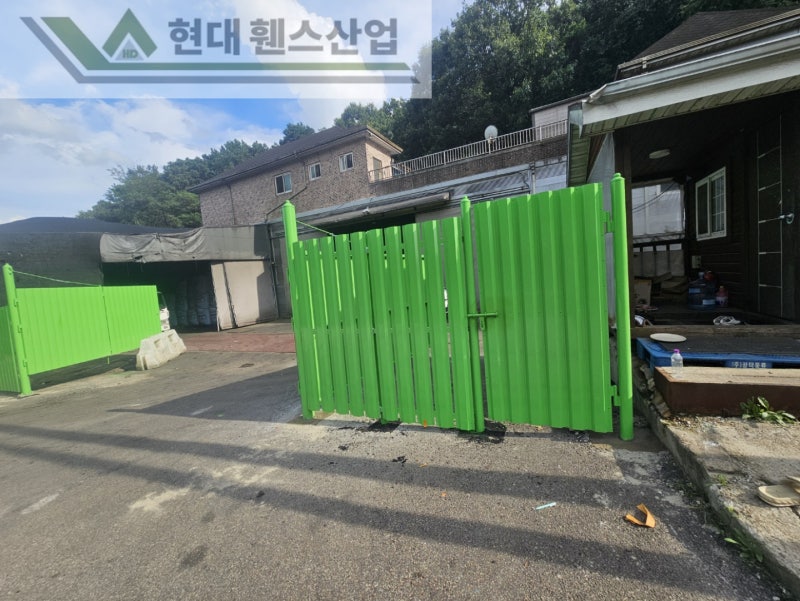 천안휀스 펜스 울타리 - 천안시 목천읍에 위치한 공장 경계에 차폐휀스를 설치한 현장을 소개합니다.