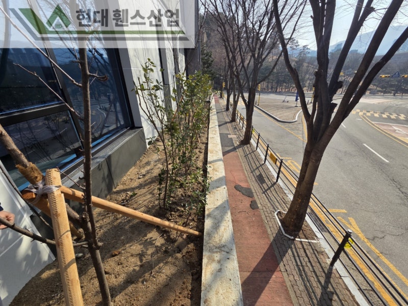 평택휀스 펜스 울타리 - 평택시 비전동에 위치한 신축 주택 경계에 추락방지용 메쉬휀스를 시공한 현장을 소개합니다.