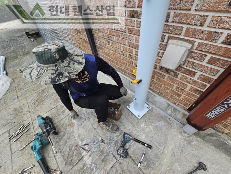 평택휀스 펜스 울타리 - 평택시 팽성읍에 위치한 미군부대 부근 타운 하우스 단지에 메쉬대문과 메쉬휀스를 설치한 현장을 소개합니다. 평택휀스 펜스 울타리 - 평택시 팽성읍에 위치한 미군부대 부근 타운 하우스 단지에 메쉬대문과 메쉬휀스를 설치한 현장을 소개합니다.