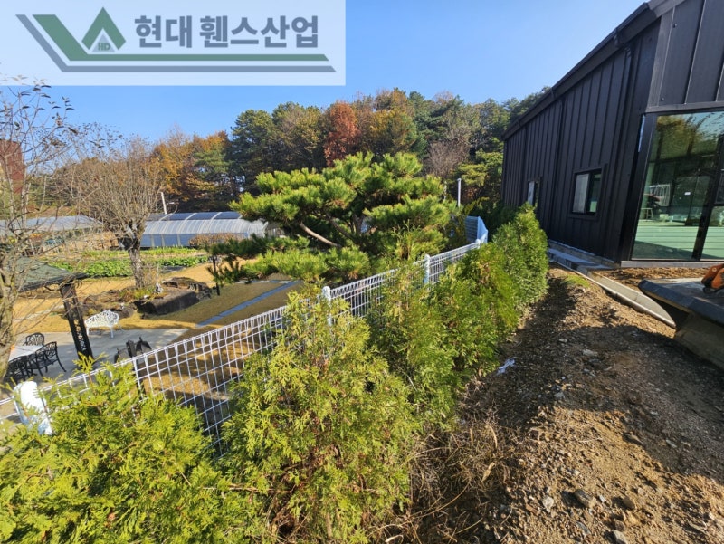 수원휀스 펜스 울타리 - 수원시 권선구 고색동에 위치한 신축 건물 경계에 추락방지용 메쉬휀스를 시공한 현장을 소개합니다.