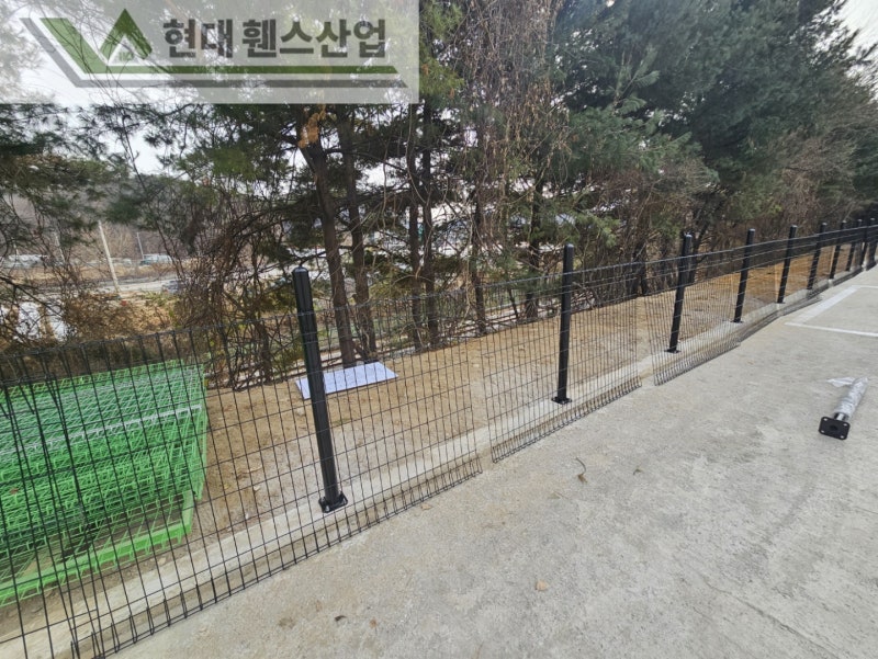 가평휀스 펜스 울타리 - 가평군 가평읍에 위치한 신축 사무실부지 경계에 메쉬휀스를 시공한 현장을 소개합니다. 가평휀스 펜스 울타리 - 가평군 가평읍에 위치한 신축 사무실부지 경계에 메쉬휀스를 시공한 현장을 소개합니다.
