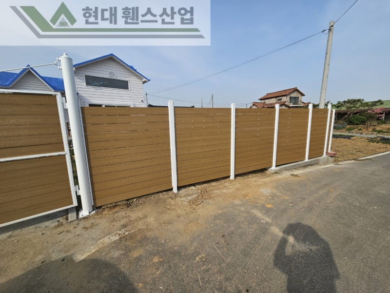 여주휀스 펜스 울타리 - 여주시 점동면에 위치한 키즈카페 예정지에 합성목재 가림막휀스와 차폐휀스를 설치한 현장을 소개합니다. Vo.1