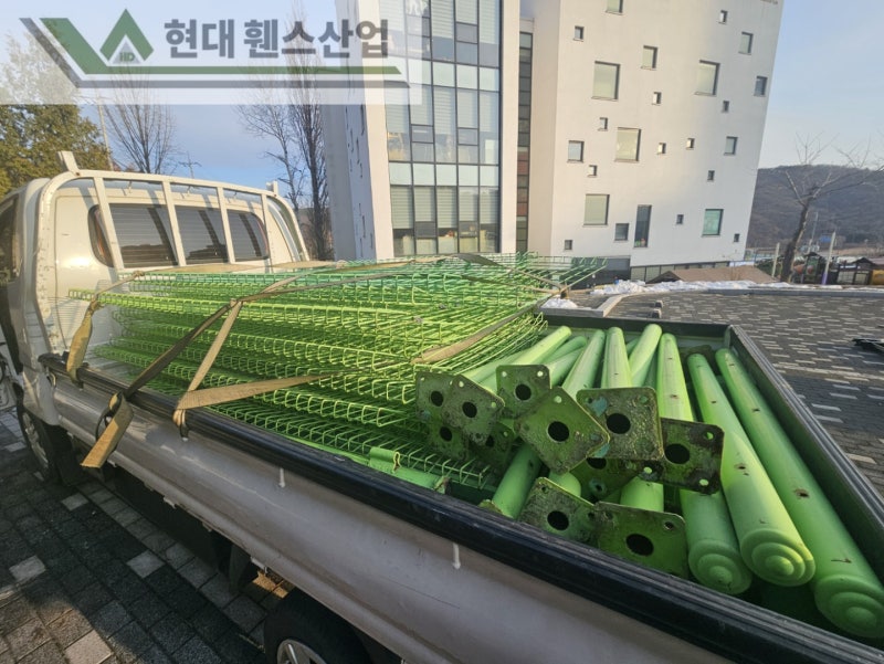 평택휀스 펜스 울타리 - 평택시 용이동에 위치한 유치원 주차장에 기존 메쉬휀스 철거 및 베이직B형휀스를 시공한 현장을 소개합니다.