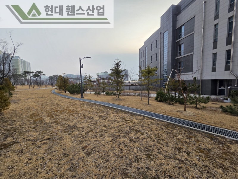 제천휀스 펜스 울타리 - 제천군 세무서 경계에 베이직C형휀스를 시공한 현장을 소개합니다.