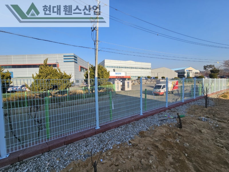 화성휀스 펜스 울타리 -화성시 남양읍에 위치한 공장에 경계용 메쉬휀스를 시공한 현장을 소개합니다.
