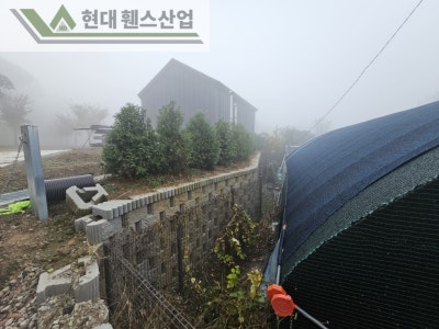 수원휀스 펜스 울타리 - 수원시 권선구 고색동에 위치한 신축 건물 경계에 추락방지용 메쉬휀스를 시공한 현장을 소개합니다.