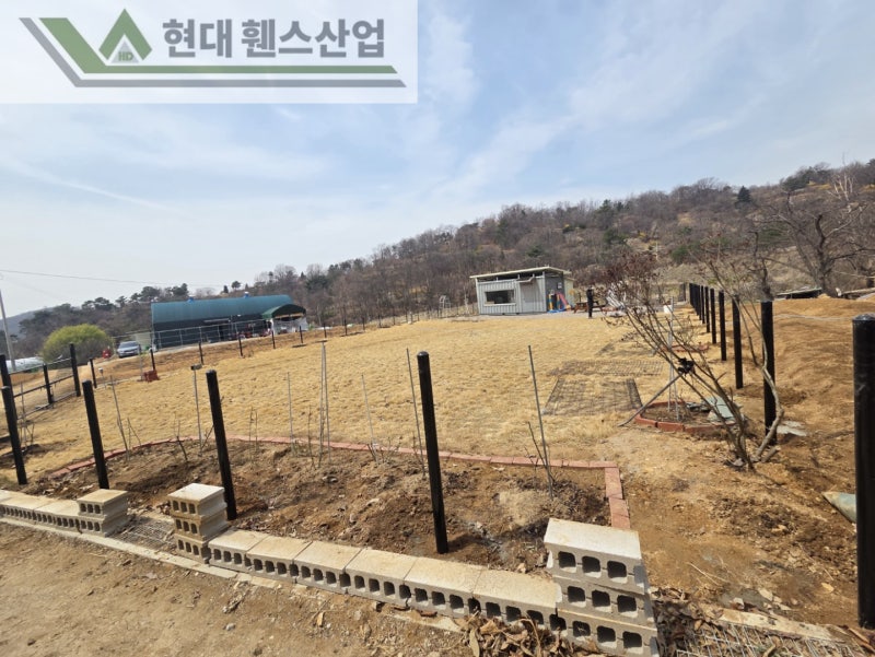 아산휀스 펜스 울타리 - 아산시 배방읍에 위치한 농막주택 경계에 메쉬휀스를 시공한 현장을 소개합니다. 아산휀스 펜스 울타리 - 아산시 배방읍에 위치한 농막주택 경계에 메쉬휀스를 시공한 현장을 소개합니다.