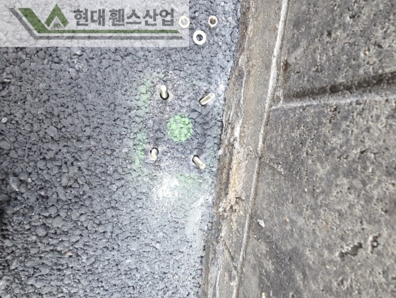 수원휀스 펜스 울타리 - 수원시 인계동에 위치한 신축건물에 경계용 메쉬휀스를 시공한 현장을 소개합니다.