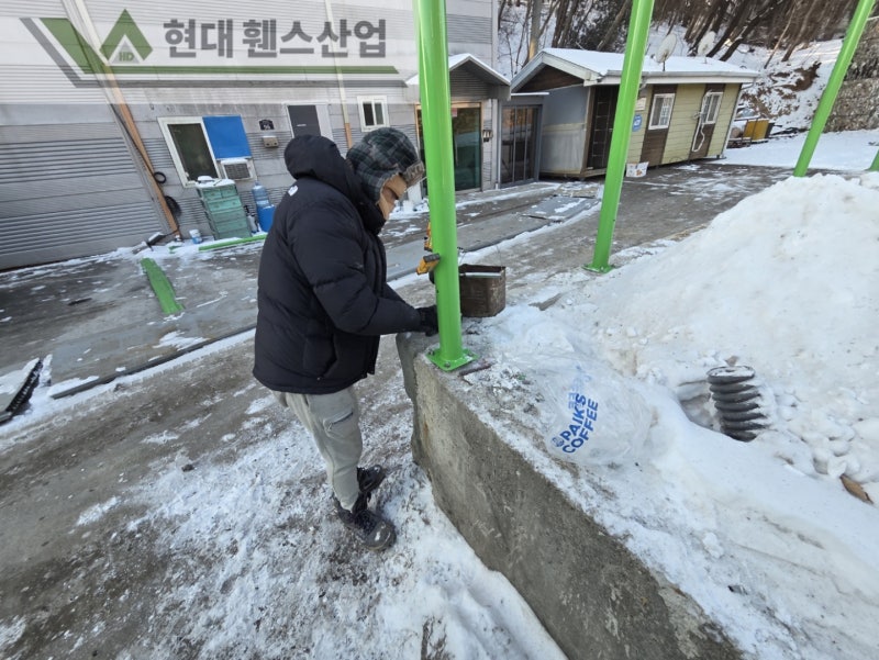 아산휀스 펜스 울타리 - 아산시 용화동에 위치한 재활용 공장 경계에 차폐휀스를 시공한 현장을 소개합니다. 아산휀스 펜스 울타리 - 아산시 용화동에 위치한 재활용 공장 경계에 차폐휀스를 시공한 현장을 소개합니다.
