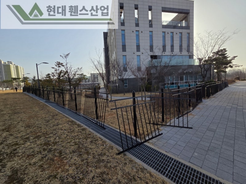 제천휀스 펜스 울타리 - 제천군 세무서 경계에 베이직C형휀스를 시공한 현장을 소개합니다.