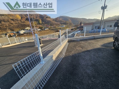 충주휀스 펜스 울타리 - 충주시 교현동에 위치한 주택 경계에 메쉬휀스를 시공한 현장을 소개합니다.