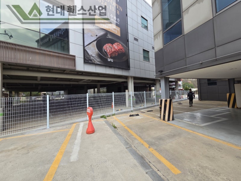 광명휀스 펜스 울타리 - 광명시에 위치한 대형 음식점 건물 사이에 경계용 메쉬휀스를 시공한 현장을 소개합니다. 광명휀스 펜스 울타리 - 광명시에 위치한 대형 음식점 건물 사이에 경계용 메쉬휀스를 시공한 현장을 소개합니다.