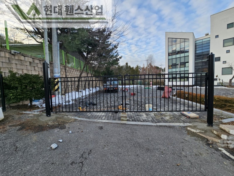 평택휀스 펜스 울타리 - 평택시 용이동에 위치한 유치원 주차장에 기존 메쉬휀스 철거 및 베이직B형휀스를 시공한 현장을 소개합니다.