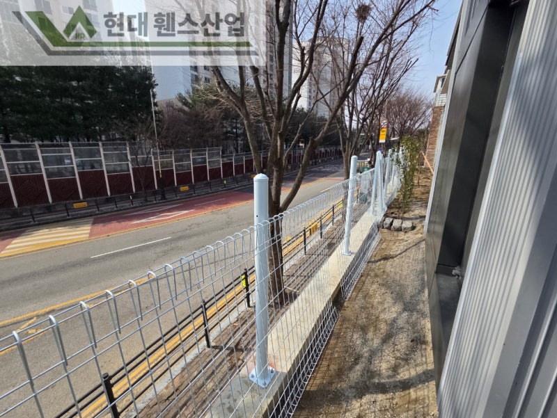 평택휀스 펜스 울타리 - 평택시 비전동에 위치한 신축 주택 경계에 추락방지용 메쉬휀스를 시공한 현장을 소개합니다.