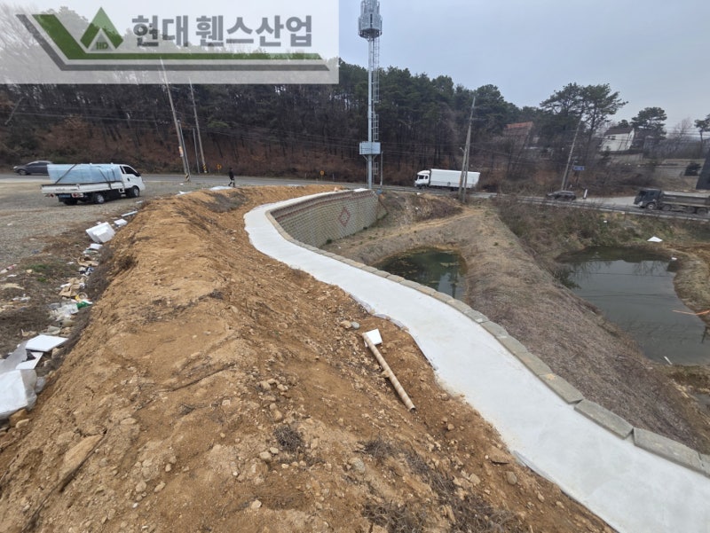 천안휀스 펜스 울타리 - 천안시 직산읍에 위치한 나대지 경계에 추락방지용 메쉬휀스를 시공한 현장을 소개합니다.