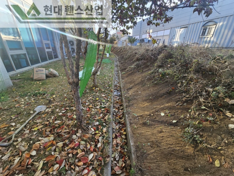 아산휀스 펜스 울타리 - 아산시 배방읍에 위치한 교회 건물 뒤편에 경계용 메쉬휀스를 시공한 현장을 소개합니다.