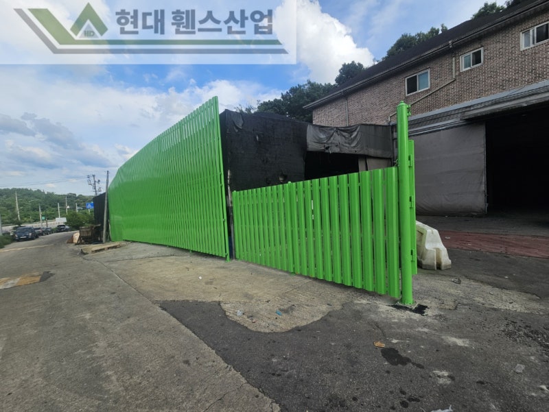 천안휀스 펜스 울타리 - 천안시 목천읍에 위치한 공장 경계에 차폐휀스를 설치한 현장을 소개합니다.