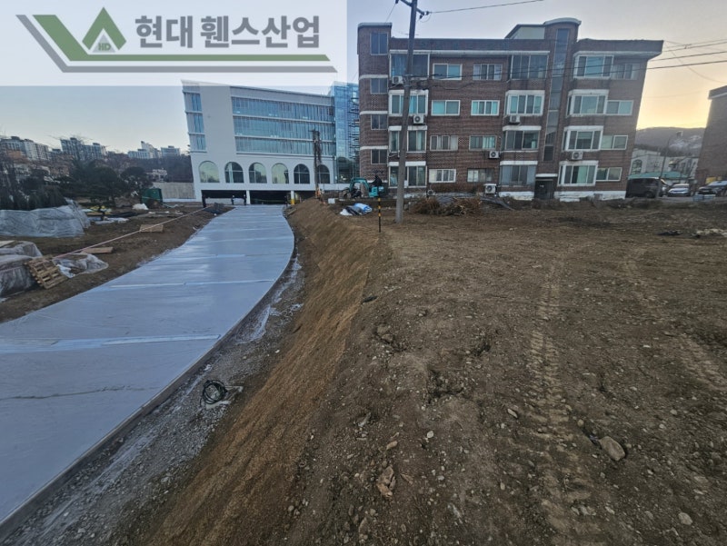 오산휀스 펜스 울타리 - 오산시 지곶동에 위치한 신축 건물에 경계용 메쉬휀스를 시공한 현장을 소개합니다.