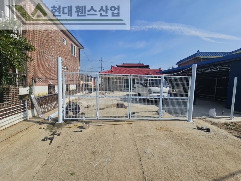 천안휀스 펜스 울타리 - 천안시 성환읍에 위치한 시골 마을 주택에 경계용 메쉬휀스를 설치한 현장을 소개합니다. 천안휀스 펜스 울타리 - 천안시 성환읍에 위치한 시골 마을 주택에 경계용 메쉬휀스를 설치한 현장을 소개합니다.