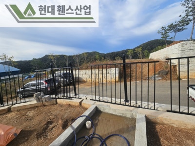평택휀스 펜스 울타리 - 평택시 안중읍에 위치한 전원주택 경계에 베이직A형휀스를 시공한 현장을 소개합니다. 평택휀스 펜스 울타리 - 평택시 안중읍에 위치한 전원주택 경계에 베이직A형휀스를 시공한 현장을 소개합니다.
