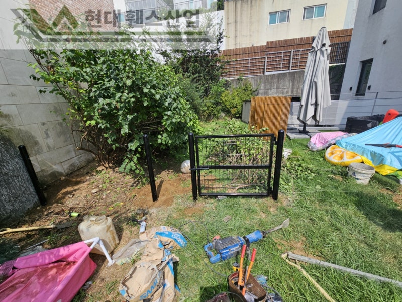 진천휀스 펜스 울타리 - 진천군 문백면에 위치한 전원주택 마당에 반려견의 공간을 위한 메쉬휀스를 시공한 현장을 소개합니다. 진천휀스 펜스 울타리 - 진천군 문백면에 위치한 전원주택 마당에 반려견의 공간을 위한 메쉬휀스를 시공한 현장을 소개합니다.