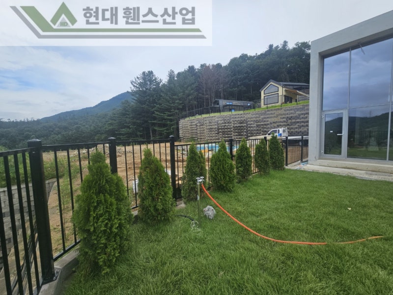 가평휀스 펜스 울타리 - 가평군 전원주택단지에 베이직 A형휀스를 설치한 현장을 소개합니다. 가평휀스 펜스 울타리 - 가평군 전원주택단지에 베이직 A형휀스를 설치한 현장을 소개합니다.