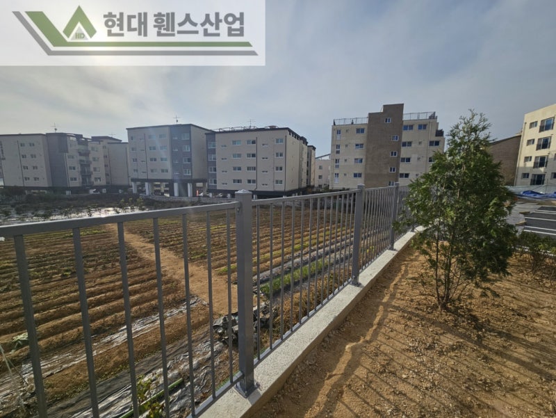 용인휀스 펜스 울타리 - 용인시 보정동에 위치한 신축 원룸빌라 경계에 추락방지용 베이직A형휀스를 시공한 현장을 소개합니다.