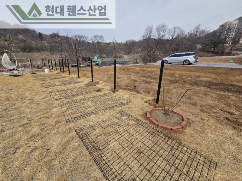아산휀스 펜스 울타리 - 아산시 배방읍에 위치한 농막주택 경계에 메쉬휀스를 시공한 현장을 소개합니다. 아산휀스 펜스 울타리 - 아산시 배방읍에 위치한 농막주택 경계에 메쉬휀스를 시공한 현장을 소개합니다.