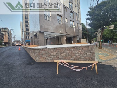 부천휀스 펜스 울타리 - 부천시 원종동에 위치한 신규 재건축 아파트 경계에 베이직 A형 휀스를 설치한 현장을 소개합니다. 부천휀스 펜스 울타리 - 부천시 원종동에 위치한 신규 재건축 아파트 경계에 베이직 A형 휀스를 설치한 현장을 소개합니다.