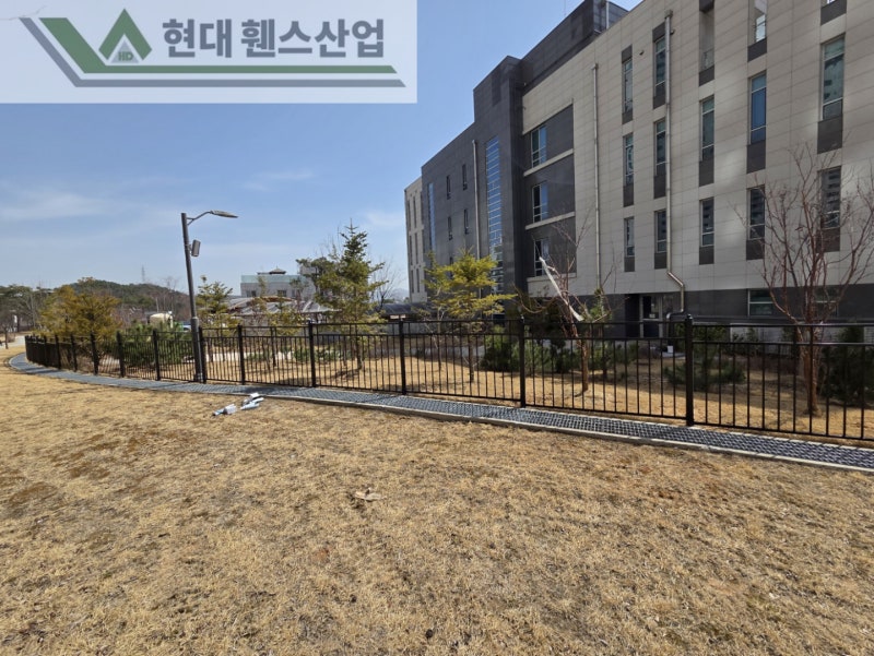 제천휀스 펜스 울타리 - 제천군 세무서 경계에 베이직C형휀스를 시공한 현장을 소개합니다.