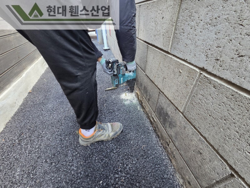 수원휀스 펜스 울타리 - 수원시 인계동에 위치한 신축건물에 경계용 메쉬휀스를 시공한 현장을 소개합니다.
