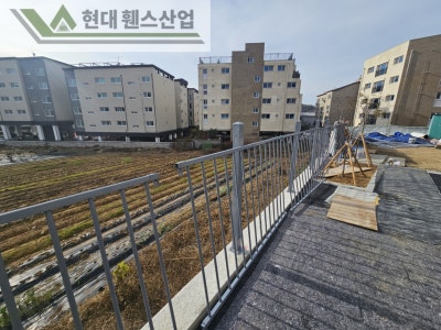 용인휀스 펜스 울타리 - 용인시 보정동에 위치한 신축 원룸빌라 경계에 추락방지용 베이직A형휀스를 시공한 현장을 소개합니다.