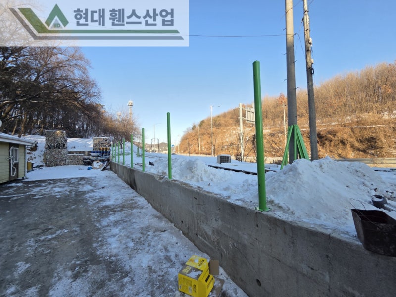 아산휀스 펜스 울타리 - 아산시 용화동에 위치한 재활용 공장 경계에 차폐휀스를 시공한 현장을 소개합니다. 아산휀스 펜스 울타리 - 아산시 용화동에 위치한 재활용 공장 경계에 차폐휀스를 시공한 현장을 소개합니다.